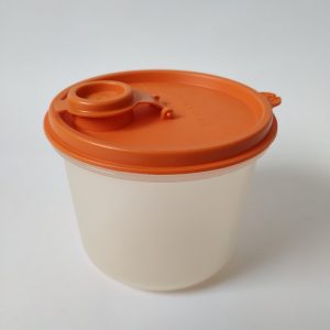 Vintage bakje met een goed sluitende oranje deksel met schenker van Tupperware.