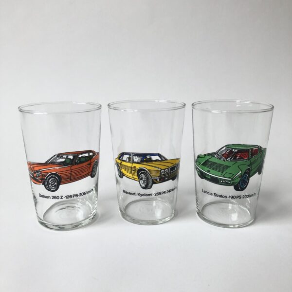 Vintage glazen met afbeeldingen van auto’s, Datsun 260 Z, Maserati Kyalami 265 PS en Lancia Stratos 190 PS