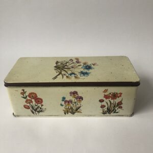 Vintage rechthoekig scharnierend blik met mooie afbeeldingen van bloemen